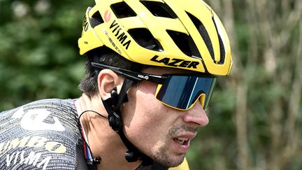 Primoz Roglic (Jumbo-Visma), équipé d'une oreillette, lors de la 6e étape du Tour de France 2021, le 1er juillet. (PHILIPPE LOPEZ / AFP)