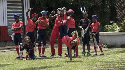 Seyi Oluyole a fondé la troupe il y a quatre ans pour aider les enfants des rues de Lagos à «rêver» et à retrouver le chemin de l'école. A l'époque, elle dirige le groupe de danseurs de son église, et le dimanche, voit affluer les gamins pauvres du quartier, avides d'oublier la faim et l'ennui le temps d'une messe.
 (STEFAN HEUNIS / AFP)