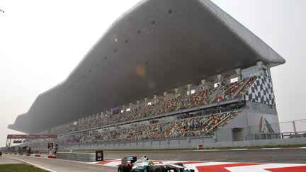 La Mercedes du coureur Nico Rosberg sur le circuit du Grand Prix d'Inde, pr&egrave;s de New Delhi, le 28 octobre 2011. (VIVEK PRADASH / REUTERS)