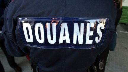 Un agent des douanes, en France, en 2009.&nbsp; (GUILLAUME BONNEFONT / MAXPPP)