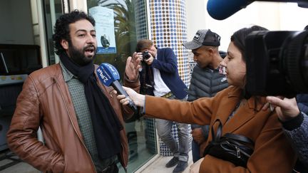 Omar Radi après une audience au tribunal, le 5 mars 2020, à&nbsp;Casablanca, au Maroc. (ABDELJALIL BOUNHAR / AP / SIPA)