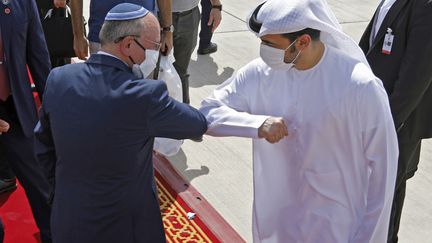 Meir Ben-Shabbat,&nbsp;conseiller du gouvernement sur la sécurité nationale,&nbsp;salue un officiel des&nbsp;Emirats arabes unis, le 1er septembre 2020, à&nbsp;Abou Dhabi. (NIR ELIAS / AFP)