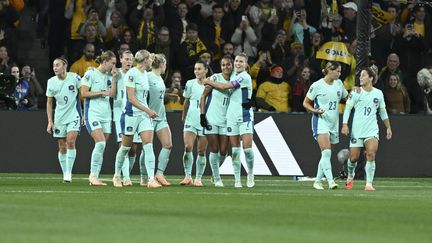 Les Australiennes célèbrent un but lors du match face au Canada, à Melbourne, le 31 juillet 2023. (MARK AVELLINO / AFP)