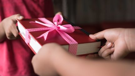 Recevoir un livre en cadeau, quoi de mieux ?&nbsp; (GETTY IMAGES)