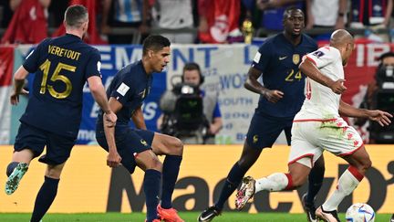 La défense des Bleus face à Wahbi Khazri lors de Tunisie-France en Coupe du monde, à l'Education City Stadium, le 30 novembre 2022. (MIGUEL MEDINA / AFP)