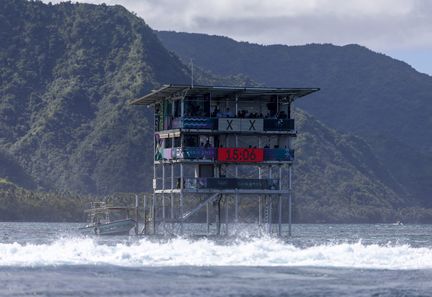 La tour des juges servant lors des épreuves de surf aux Jeux olympiques de Paris 2024, à Teahupo'o (Polynésie), le 5 août. (ED SLOANE / AFP)