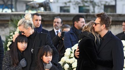 Laeticia Hallyday, ses filles Jade et Joy, David Hallyday et Laura Smet, à Paris, le 9 décembre 2017. (LUDOVIC MARIN / AFP)