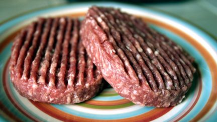 Des steaks hachés Cora et Thiriet et des burgers Auchan retirés à cause d'une bactérie, lundi 10 octobre 2016. (MAXPPP)