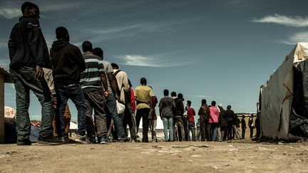 Des migrants dans le camp de réfugiés de Calais (Pas-de-Calais), le 24 juin 2016. (PHILIPPE HUGUEN / AFP)