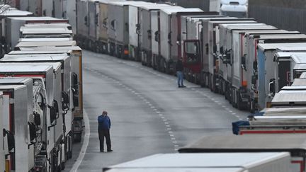 Royaume-Uni : les chauffeurs routiers toujours bloqués à Douvres