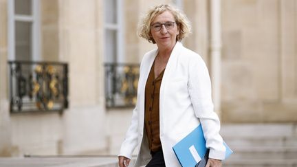 La ministre du Travail, Muriel Penicaud, arrive à l'Elysée (Paris) pour une consultation entre le gouvernement,&nbsp;les syndicats et le patronat concernant l'emploi, le 4 juin 2020.&nbsp; (YOAN VALAT / POOL / AFP)