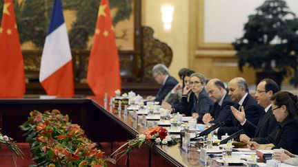 Fran&ccedil;ois Hollande s'adresse au pr&eacute;sident chinois, Xi Jinping, lors d'une r&eacute;union au Palais du peuple, &agrave; P&eacute;kin (Chine), le 25 avril 2013.&nbsp; (YOHSUKE MIZUNO / AFP)