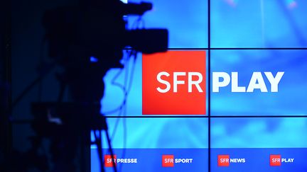 Le logo de la nouvelle chaîne de SFR, le 11 mai 2017. Image d'illustration.&nbsp; (ERIC PIERMONT / AFP)