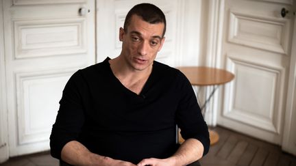 L'artiste russe Piotr Pavlenski, le 14 février 2020 à Paris. (LIONEL BONAVENTURE / AFP)