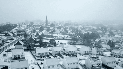 Jusqu'à jeudi 15 décembre, le pays va connaître une succession de trois épisodes neigeux et de verglas, qui toucheront particulièrement le tiers nord. (franceinfo)