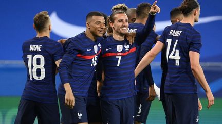 Les attaquants français Kylian Mbappé et Antoine Griezmann lors de la victoire des Bleus contre le pays de Galles le 2 juin 2021, à Nice. (FRANCK FIFE / AFP)