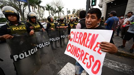 Un supporter du président Pedro Castillo lors des manifestations au Pérou, en décembre 2022 (MARTIN BERNETTI / AFP)