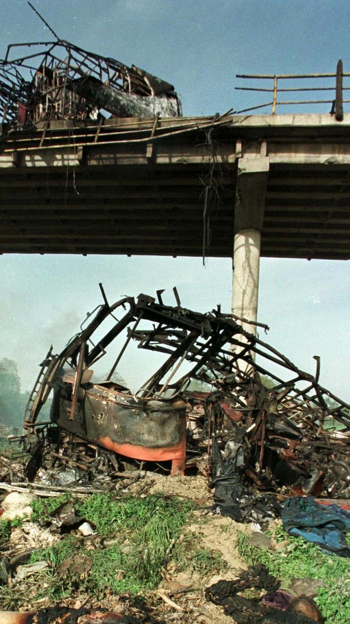 Samedi 1er mai 1999. Donje Liupce, Kosovo, Yougoslavie. Les restes d'un bus complètement détruit sur un pont, à 10km au nord de la capitale du Kosovo, Pristina. L'agence de presse yougoslave Tanjug rapporte qu'un missile de l'OTAN a tué 40 civils en coupant le bus en deux. (GORAN TOMASEVIC / POOL REUTERS / EPA / MAXPPP)