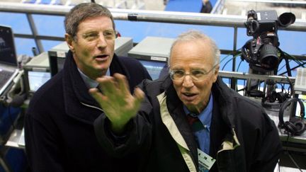 Thierry Roland et Jean-Michel Larqu&eacute; lors du match amical France-Pologne au Stade de France (Seine-Saint-Denis) le 17 novembre 2004.&nbsp; (FRANCK FIFE / AFP)