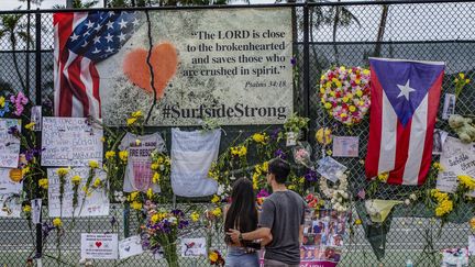 Un mémorial en hommage aux victimes de l'effondrement d'un immeuble à Surfside, Floride (Etats-Unis), le 7 juillet 2021. (AL DIAZ / MIAMI HERALD / AP)