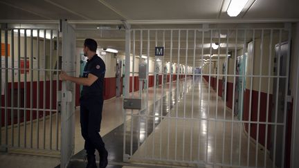 L'intérieur de la prison de Fleury-Mérogis (Essonne), le 29 octobre 2015. C'est dans cette maison d'arrêt&nbsp;qu'Adel Kermiche était détenu.&nbsp; (ERIC FEFERBERG / AFP)