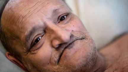 Alain Cocq dans son lit médical, à Dijon, le 6 juin 2021. (JEFF PACHOUD / AFP)