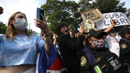 Des Cubains vivant au Mexique participent à une manifestation devant le consulat cubain à Mexico (Mexique), le 12 juillet 2021. Photo d'illustration. (SASHENKA GUTIERREZ / EFE)