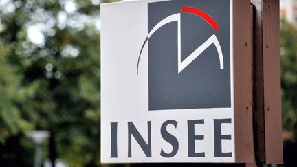 L'Insee annonce une hausse de seulement 0,7% du PIB en 2014 et une augmentation du ch&ocirc;mage d'ici la fin de l'ann&eacute;e. (PHILIPPE HUGUEN / AFP)