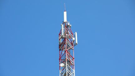 Une antenne équipée pour la 5G, le 24 juin 2020, à Montpellier (Hérault). (BENJAMIN POLGE / HANS LUCAS / AFP)