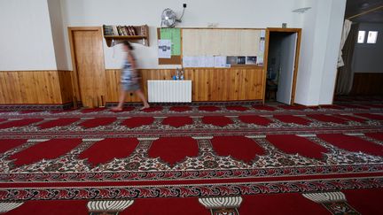 Dans la mosquée de Ripoll (Catalogne, Espagne), où prêchait l'imam Abdelbaki Es Satty, le 20 août 2017. (ALBERT GEA / REUTERS)