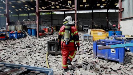 Une double explosion a touché un entrepôt de l'usine Derichebourg,&nbsp;dans la zone artisanale Saint-Etienne à Bayonne (Pyrénées-Atlantiques), le 12 mai 2016. (MAXPPP)