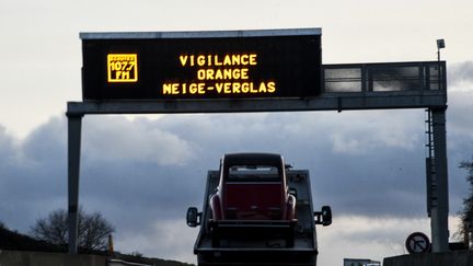 Alors que 22 départements sont toujours placés en vigilance orange "neige verglas" samedi soir, la situation est particulièrement difficile en Côte-d'Or où un homme de 20 ans a perdu la vie sur la route en raison des conditions météorologiques.