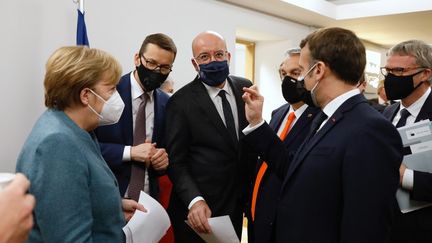 La chancelière allemande, Angela Merkel (à gauche), le président du Conseil européen, Charles Michel (au centre) et le président français, Emmanuel Macron, assistent au sommet de l'Union européenne, à Bruxelles, le 11 décembre 2020. (EUROPEAN COUNCIL/ POOL / ANADOLU AGENCY / AFP)