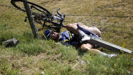 Johnny Hoogerland dans le fossé après sa terrible chute (LIONEL BONAVENTURE / AFP)