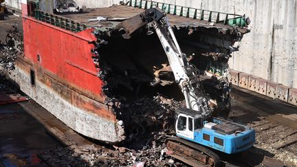 Un navire en cours de démantèlement dans les chantiers brestois de Navaléo (Finistère). (FRED TANNEAU / AFP)