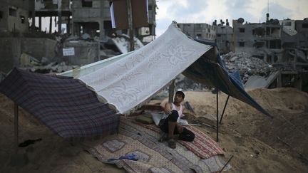 Un Palestinien s'est r&eacute;fugi&eacute; sous une tente apr&egrave;s les bombardements isra&eacute;liens qui ont d&eacute;truit une partie de la ville de Gaza, le 31 ao&ucirc;t 2014. (SUHAIB SALEM / REUTERS)