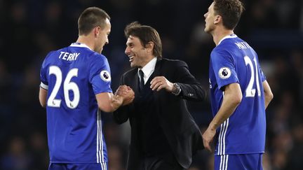 la joie des Blues Terry et son entraîneur Antonio Conte (ADRIAN DENNIS / AFP)