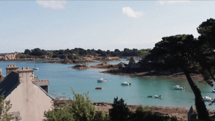 Pendant la saison estivale, l’île de Bréhat, dans les Côtes-d’Armor, voit affluer de nombreux touristes. Alors, face à cette affluence, le maire a décidé d’instaurer un quota de 4 700 visiteurs par jour pendant l’été. (France 3)