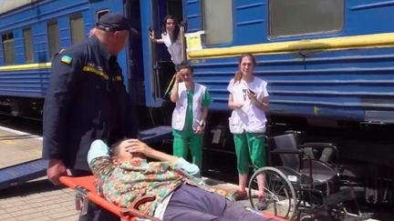 Guerre en Ukraine : un train pour fuir le conflit dans le Donbass