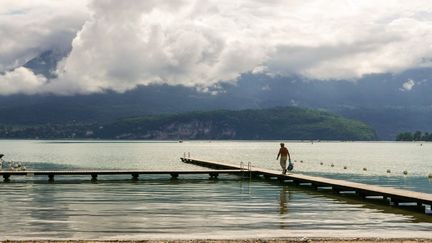 Des orages au-dessus du lac d'Annecy (Haute-Savoie), le 6 juin 2018. (MAXPPP)