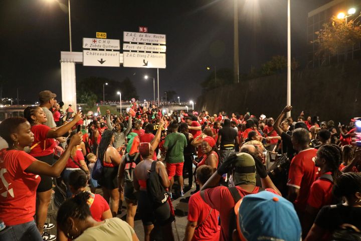 Manifestants à Fort-de-France, en Martinique, le 21 septembre 2024. (ROBIN PRUDENT / FRANCEINFO)