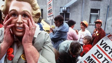 Grève des mineurs en Grande-Bretagne en 1984. Un manifestant arbore un masque de Margaret Thatcher.
 (Haley/SIPA)