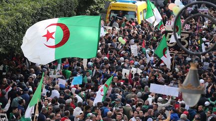 Le "Hirak" défile dans Alger, en Algérie, le 21 février 2020. (BILLAL BENSALEM / AFP)