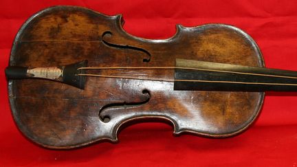 Le violon de Wallace Hartley, r&eacute;cup&eacute;r&eacute; dix jours apr&egrave;s le naufrage du Titanic, et authentifi&eacute; 101 ans plus tard. (AFP PHOTO / HENRY ALDRIDGE AND SON)