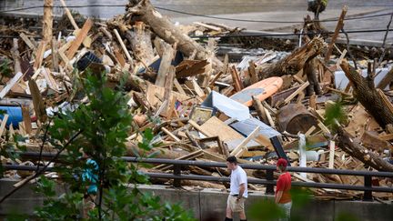 Sturmtrümmer stapeln sich auf einer Brücke, die die Stadt Lake Lure mit Chimney Rock, North Carolina, verbindet, und blockieren den Verkehr, 28. September 2024. (MELISSA SUE GERRITS/GETTY IMAGES NORTH AMERICA)