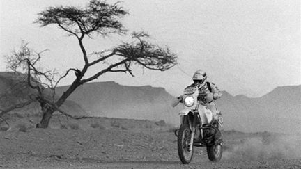 motard dakar 1985 (noir et blanc) (DOMINIQUE FAGET / AFP)