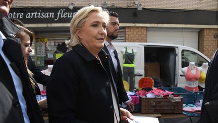 &nbsp;Marine Le Pen dans un marché de Rouvroy (Pas-de-Calais) le 24 avril 2017 (ALAIN JOCARD / AFP)