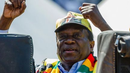 Le président zimbabwéen Emmerson Mnangagwa, lors d'un meeting électoral à Harare le 28 juillet 2018. (JEKESAI NJIKIZANA / AFP)