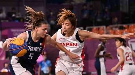 Marie-Eve Paget (en bleu) et les Bleues face au Japon, le 27 juillet 2021 à Tokyo. (INA FASSBENDER / AFP)