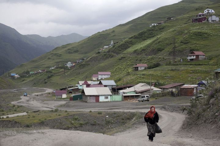 Une femme marche sur la route d'Akhty, un village montagnard du sud du Daghestan, en août 2012. (REUTERS/Maria Turchenkova)